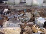 Proyecto de excavacin y demolicin de rocas en el patio de una casa